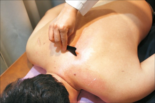 Does Gua Sha Work? Health Benefits Of Skin Scraping Therapy